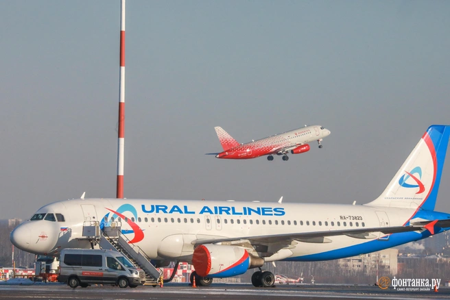 Вахтовики не смогли улететь домой | Источник: Сергей Коньков / FONTANKA.RU