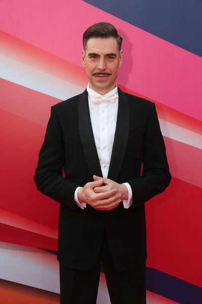 Дмитрий Дюжев | www.starhit.ru