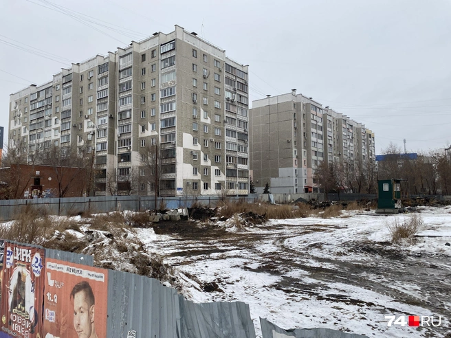Также поблизости дом на Монакова, 35 | Источник: Виталий Гущинский