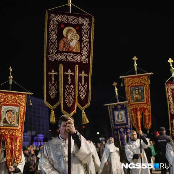 Церковные знамена в руках священников символизируют победу над смертью | Источник: Евгений Софийчук / NGS55.RU