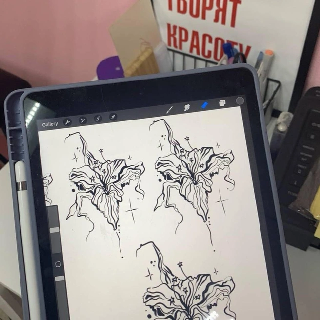 Лиза создает эскизы для татуировок | Источник: мелиса и тату / telegram.org