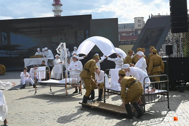 Постановка рассказывает о том, как люди переживали эвакуацию, какие подвиги совершались в тылу, как в госпиталях спасали жизни | Источник: Дмитрий Емельянов / E1.RU