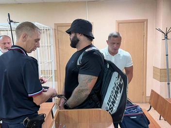 В черной футболке и панаме&nbsp;— Никита Абританов | Источник: Анна Скок / NGS.RU