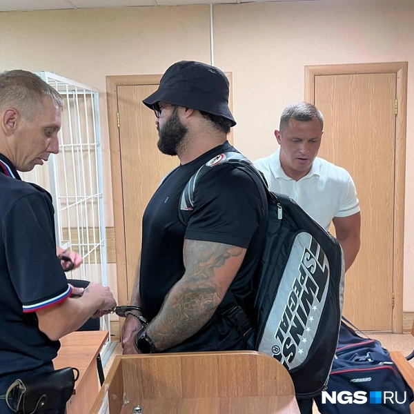 В черной панаме Никита Абританов | Источник: Анна Скок / NGS.ru