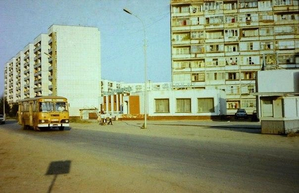 Далекий 1988 год. В объективе — залитая солнцем улица Олимпийская | Источник: Тюмень (старые фото) / Vk.com
