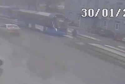 Tram Hits Girl Opposite MVD Building in Volgograd