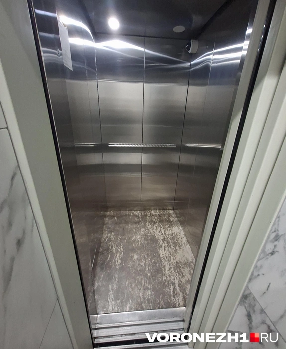 Так постоянно ломающиеся лифты выглядят изнутри | Источник: Алёна Воропаева / Voronezh1.ru