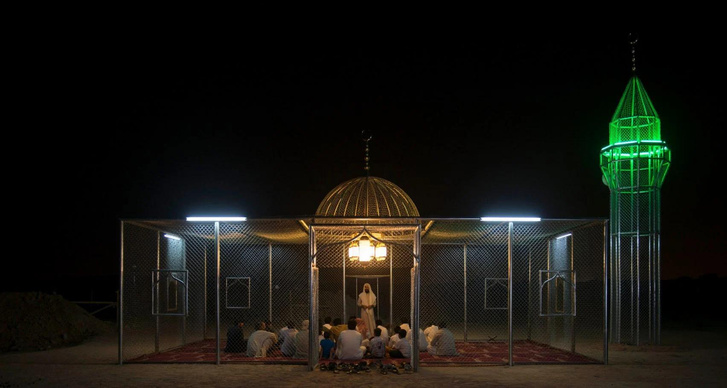 Проволочная мечеть Аджлана Гарема в пустыне