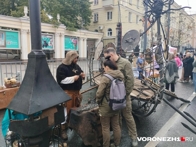А у «Спартака» были кузнецы, которые рассказывали все желающим о своем ремесле | Источник: Дмитрий Волгин / Voronezh1.ru