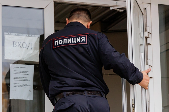 Полицейские помогали мужчине | Источник: Мария Ленц / NGS24.RU