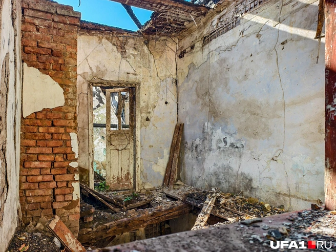 Кирпичная кладка тоже уже дала трещину  | Источник: Булат Салихов / UFA1.RU