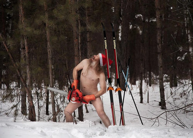 Портреты обнаженных героев десятилетней давности развесили по залу. Там можно было видеть, в частности, ню-фото журналистов Антона Веселова и Ильи Калинина, радиоведущего Александра Чусовитина, мастера тату Сайгона и др. Достоинства тех, кто захотел обнажиться для нового календаря, транслировали на большом экране. На фото — фотограф Евгений Иванов. | Источник: Валентин Копалов