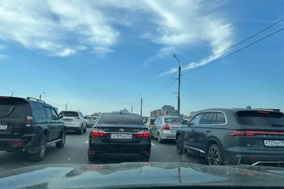 Заторы на Профсоюзном мосту в Тюмени: горожане связывают с автобусными полосами