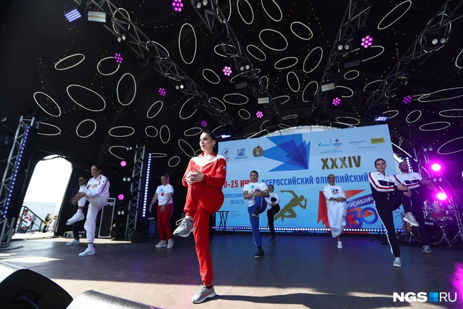 Зарядка с Олимпийскими чемпионами в День города стала неотъемлемой традицией праздника | Источник: Александр Ощепков / NGS.RU