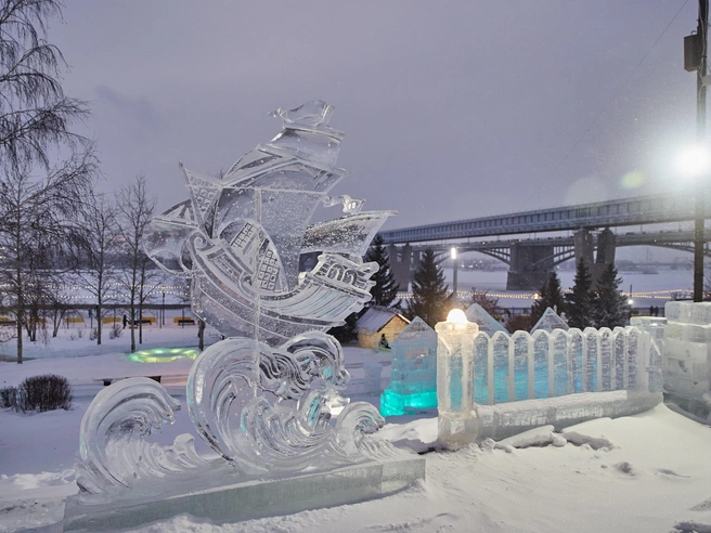 В прошлом году ледовые фигуры создавали по сказкам Александра Пушкина | Источник: Александр Ощепков / NGS.RU