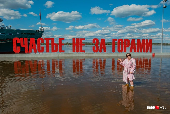 До букв еще далеко, а наша Тамара в воде уже почти по колено | Источник: Тимофей Калмаков / 59.RU