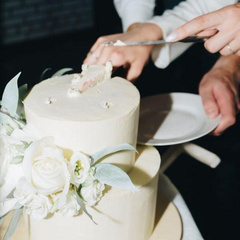 «На свадьбе муж запустил в меня тортом, и я ушла от него»
