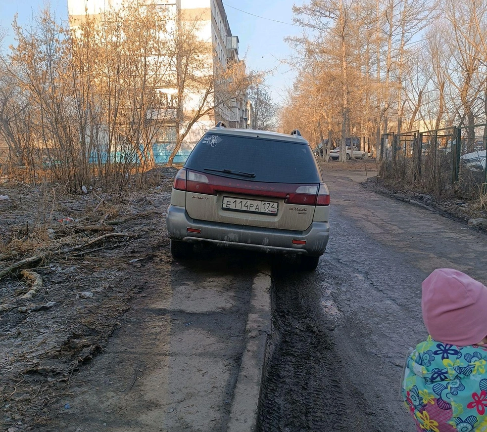 Куйбышева, 11а, рядом с детским консультативным центром. В чем вообще смысл такой парковки, если проезжая часть позволяет встать в один ряд? | Источник: читатель 74.RU