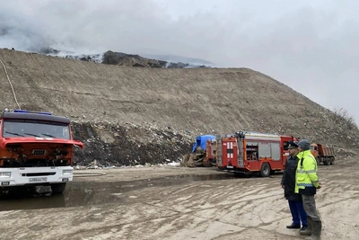 Пожарные продолжают тушить тлеющую свалку в Лепсари