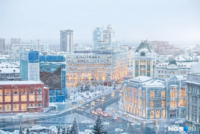 В целом, Новосибирск и так полгода состоит изо льда. Добавьте ему подсветки&nbsp;— и вот он, город, по которому прошлась Эльза из «Холодного сердца». Или Ледяная колдунья из Нарнии. Или Снежная королева. Только пусть, пожалуйста, добрая и без вот этих квестов с «вечностью» | Источник: Александр Ощепков, Юрий Орлов / Городские медиа