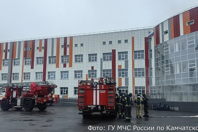 Учение пожарных в школе Петропавловска-Камчатского