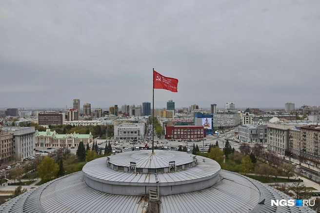 Такое же знамя развивалось на крыше Рейхстага 1 мая 1945 года | Источник: Александр Ощепков / NGS.RU