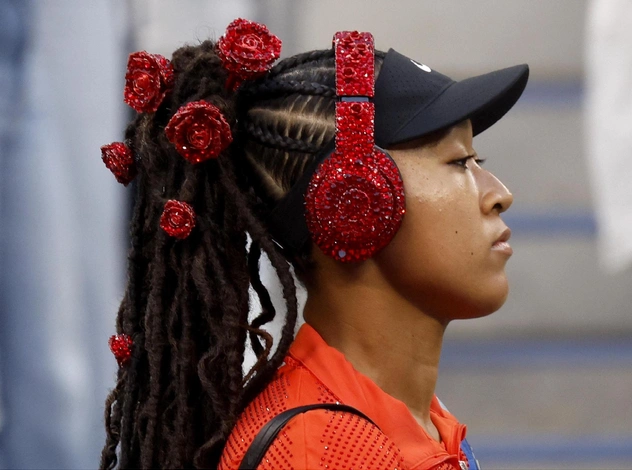 Стиль или кринж? Теннисистка Наоми Осака вышла на корт US Open 2025 с драгоценным Лабубу и огромными розами в волосах