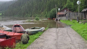 Большая вода пришла в село Кын | Источник: Управление по делам ГО и ЧС г. Лысьва / vk