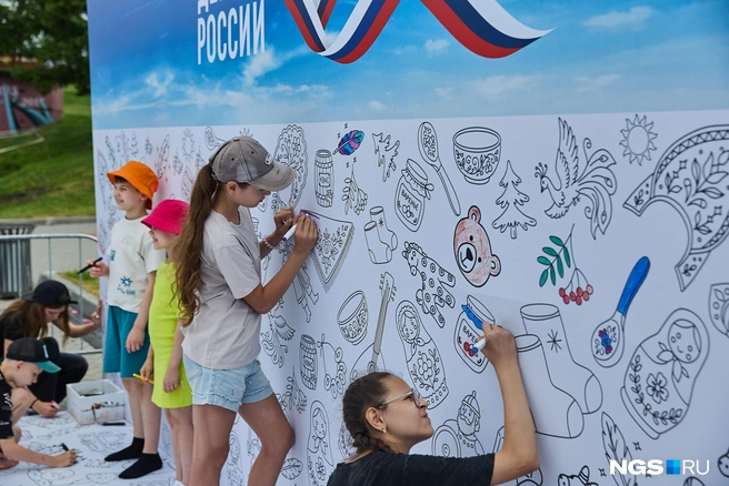 Огромная раскраска для детей и взрослых к концу праздника станет ярким полотном с символами страны | Источник: Александр Ощепков / NGS.RU