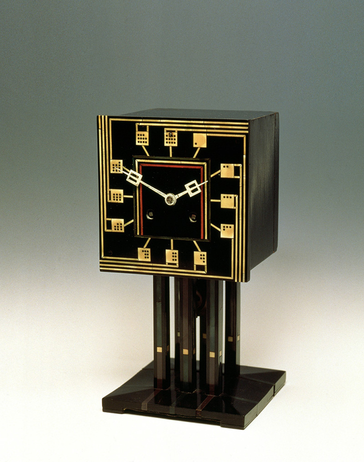 Часы по рисунку Макинтоша произведены компанией H.Blairman & Sons в 1917 году в трех экземплярах. Один из них в 2005 году был продан на аукционе за 450 000 фунтов.