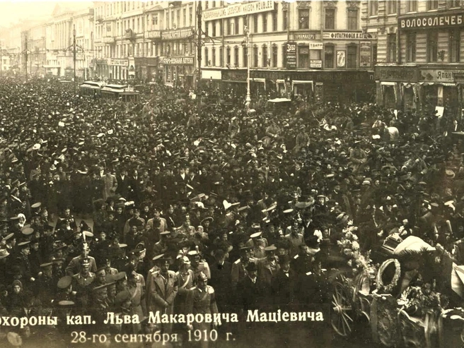 Могила авиатора Льва Мациевича на Никольском кладбище в Петербурге | Источник: Военное обозрение 