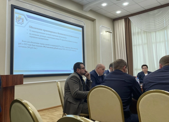 На презентации можно заметить, что стоимость охраны школ ЧОПами с 1 января 2025 года составила 240 рублей в час | Источник: Анастасия Хрипушина / NGS.RU
