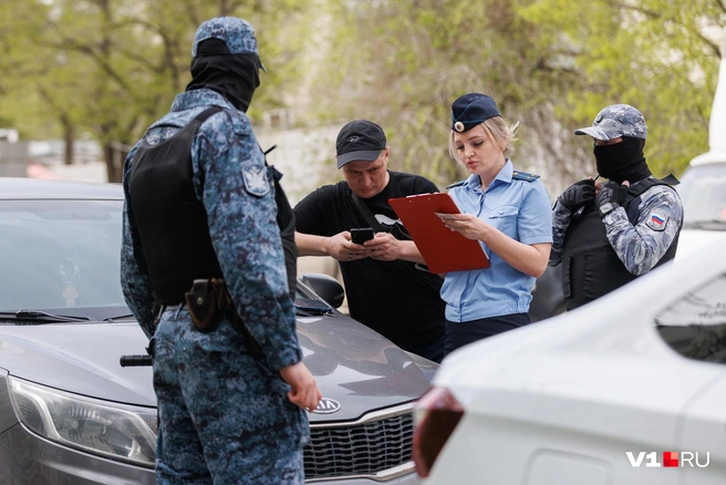 У приставов возникли вопросы к владельцу серой Kia | Источник: Алексей Волхонский / V1.RU