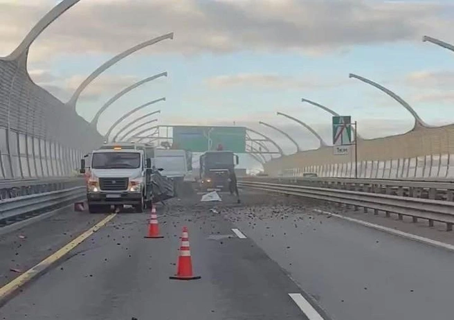 Самосвал протаранил машину прикрытия дорожников на ЗСД | Источник: ДТП и ЧП | Санкт-Петербург | Питер Онлайн | СПб