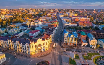 «Много молодежи, романтичная набережная, зелень»: за что хвалят сибирский город Томск