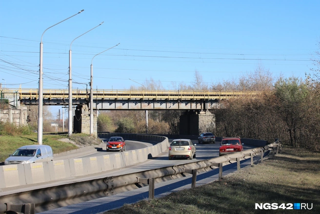 По соседству стоит наполовину путепровод, наполовину мост, который используется одним из местных предприятий и закрыт для прохожих | Источник: Игорь Епифанцев / NGS42.RU