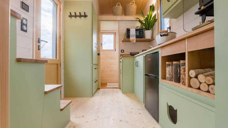 Меньше однушки в хрущевке: 8 фото дома на колесах с кухней, душем и рабочим местом