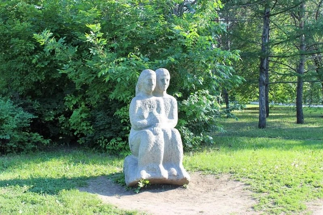 «На берегу» прячется в кустах Парка Победы, не пропустите | Источник: izi.travel.ru