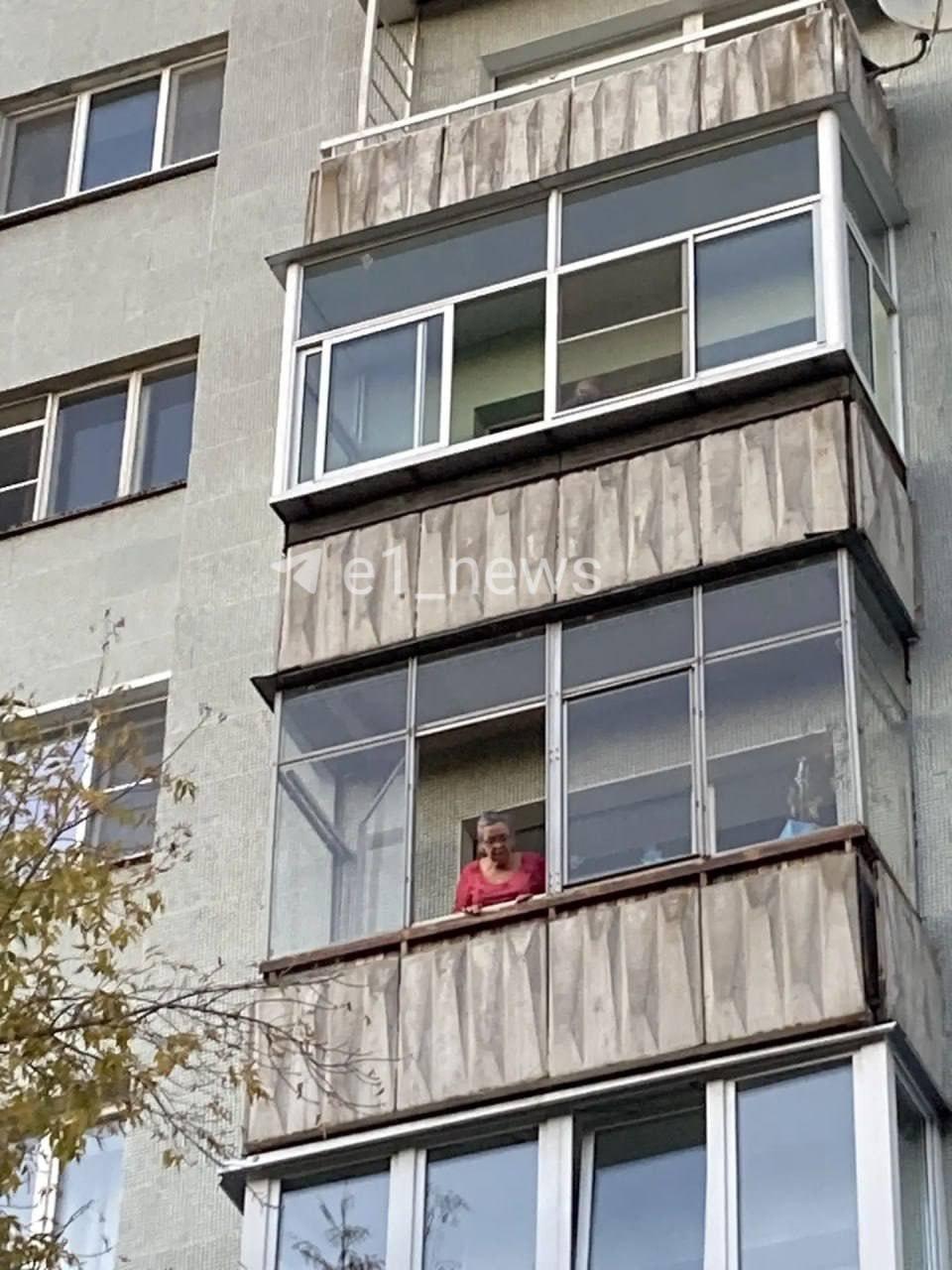 Дым валит из окна. В центре Екатеринбурга произошел сильный пожар — видео