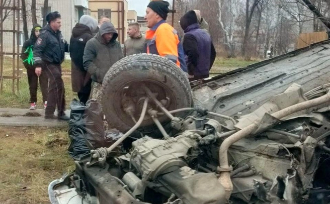 Участники аварии самостоятельно покинули перевернутый автомобиль | Источник: читатель E1.RU