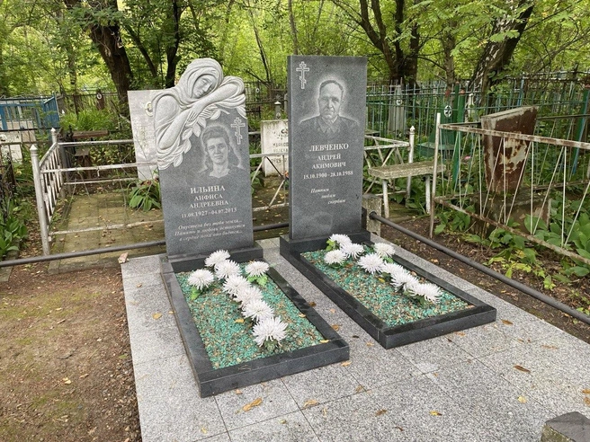 Женщина на памятнике в скорбном жесте сложила голову на руки | Источник: Ирина Господаренко / NGS22.RU