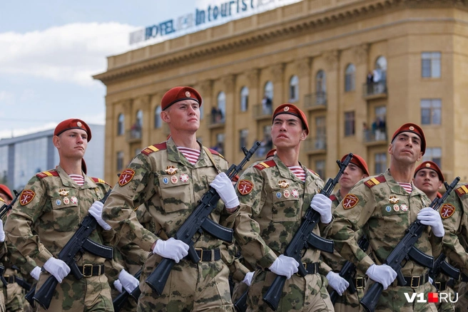 Военные в форме чеканили шаг | Источник: Алексей Волхонский / V1.RU