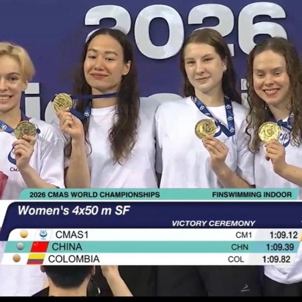 Чемпионат Мира по плаванию в ластах CMAS 2026, у россиянок&nbsp;— командное «золото». Алина&nbsp;на фото&nbsp;— вторая слева | Источник: Бассейн БМ (г. Пермь) / Vk.com, скрин эфира