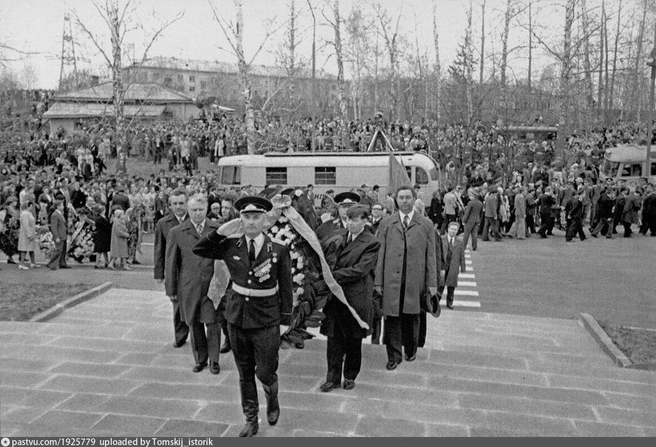 Возложение цветов на Южном кладбище Томска (1970–1980 гг.) | Источник: pastvu.com