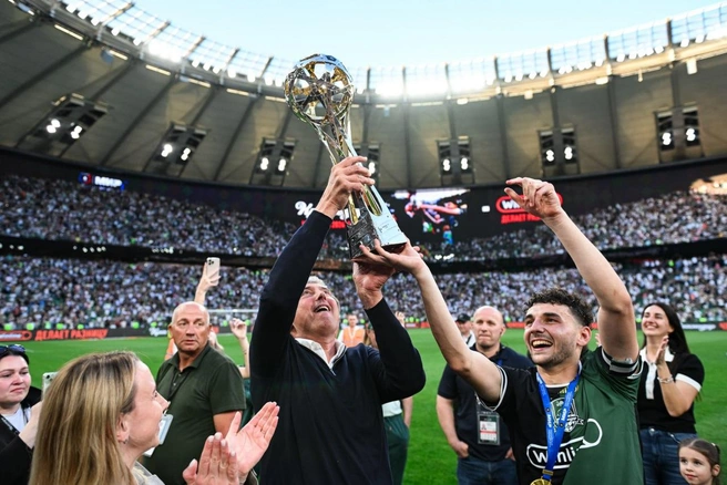 Бизнесмен лично поздравлял каждого игрока | Источник: fckrasnodar.ru