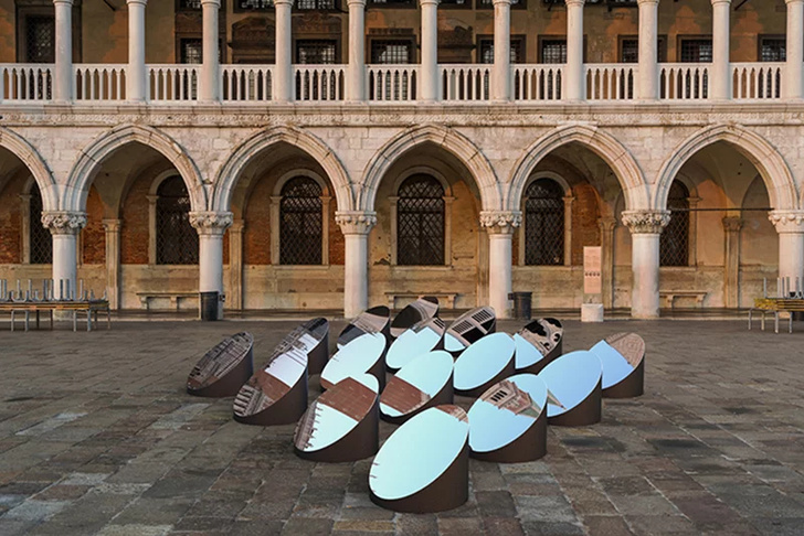 Зеркальная инсталляция в Венеции (фото 2)
