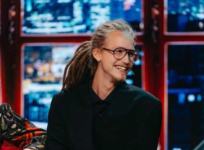 Тони Толмацкий признался, что быть сыном легендарного рэпера оказалось куда сложнее, чем казалось со стороны | Источник: кадр из телешоу «Шоу Воли» (16+), телеканал ТНТ, juzeppe_junior / Instagram (экстремистская организация, деятельность запрещена на территории РФ)