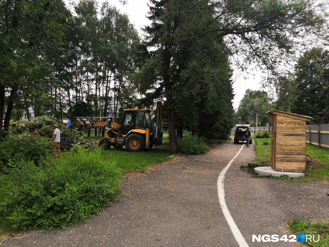 «Скотское отношение властей к людям»: что происходит на протесте против вырубки сквера в центре Новокузнецка | Источник: Игорь Епифанцев / NGS42.RU