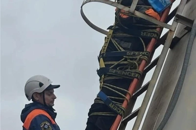 В Хабаровске сняли тело машиниста крана с высоты 8 метров