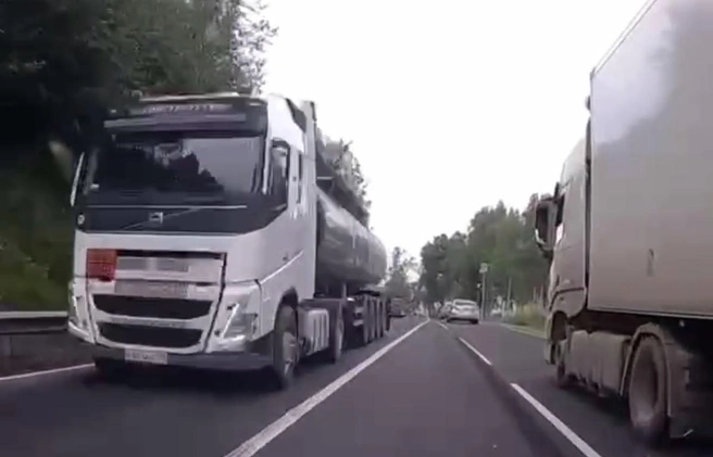 Полоса внезапно кончилась. Водители жалуются на опасное сужение трассы «Байкал» недалеко от Слюдянки | Источник: скриншот видео «ДТП38RUS» / Telegram